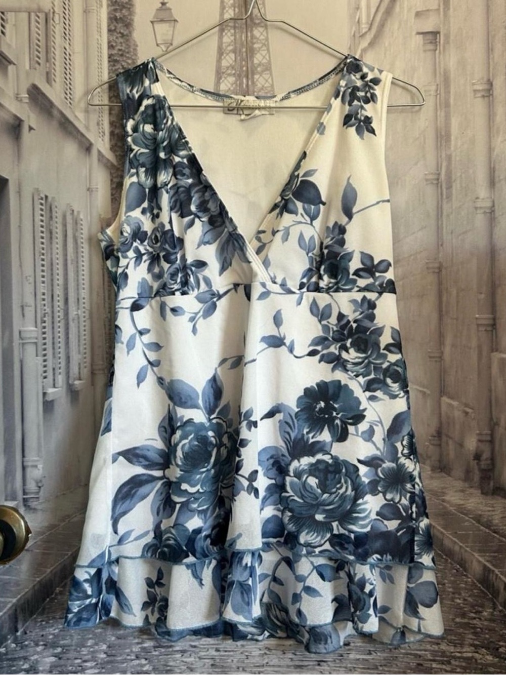 Dressbarn White and Blue Floral V-Neck Sleeveless Blouse